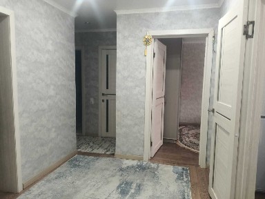 продам трех-комнатную квартиру мкр.