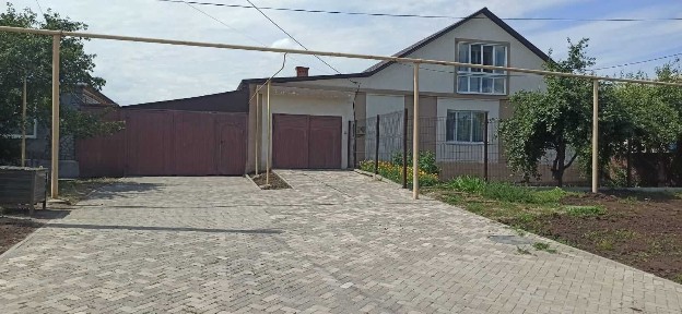 Продам 2х этажный дом в жилом массиве Дружба в городе