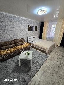 Посуточно 1 этаж с балконом 7 мкр.