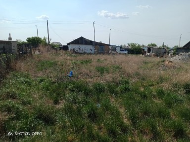 Продам участок в центре посёлка со стареньким домиком