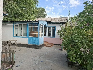Продается дом. На участке расположены 2 дома одинакового размера