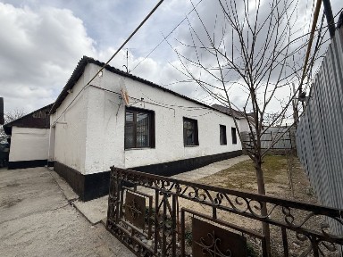 үй сатылады. Дом продается.