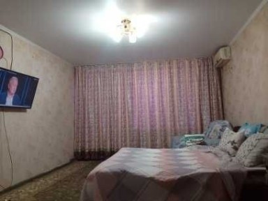 Сдам 1-комнатую кв по суткам WI-FI. 4 микрорайон. 1 дом.