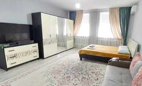 Посуточно 1 комн. квартира в самом центре города ЖК (площадь. люкс кв)